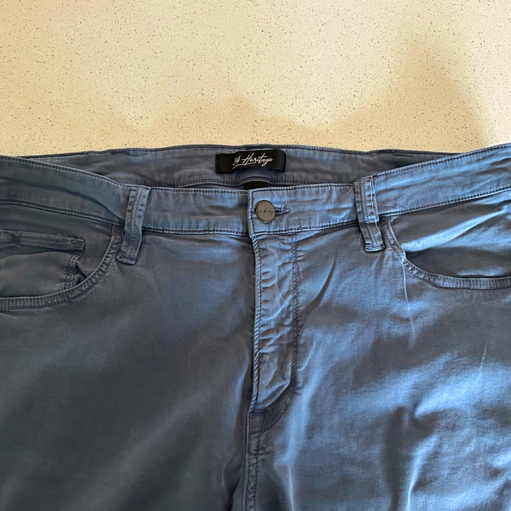 34 Heritage, Courage cut, indigo twill jeans. Softer than AG jeans! Flawless